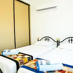 Villa Villa-sleeps 8-parking-pool-bbq *