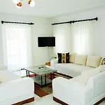 Villa-sleeps 8-parking-pool-bbq Dalyan