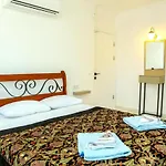 Villa Villa-sleeps 8-parking-pool-bbq *