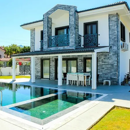 Villa-sleeps 8-parking-pool-bbq Villa *