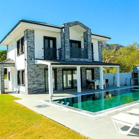 Villa-sleeps 8-parking-pool-bbq Dalyan