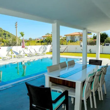 Villa-sleeps 8-parking-pool-bbq Vila