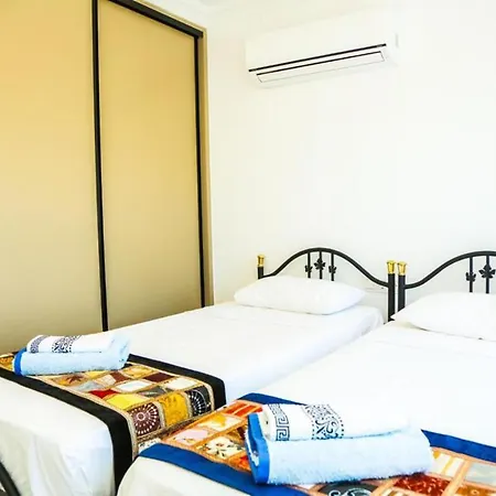 Vila Villa-sleeps 8-parking-pool-bbq *