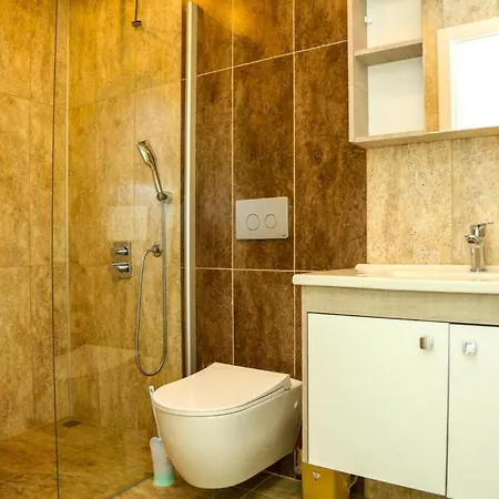 Villa-sleeps 8-parking-pool-bbq *