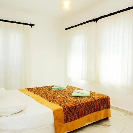 Villa-sleeps 8-parking-pool-bbq * Dalyan