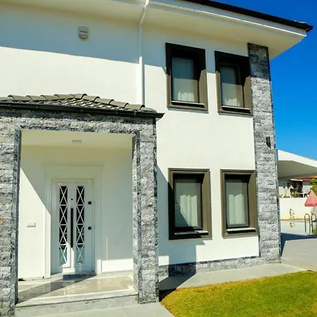 Villa-sleeps 8-parking-pool-bbq