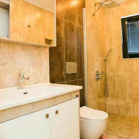 Vila Villa-sleeps 8-parking-pool-bbq Dalyan