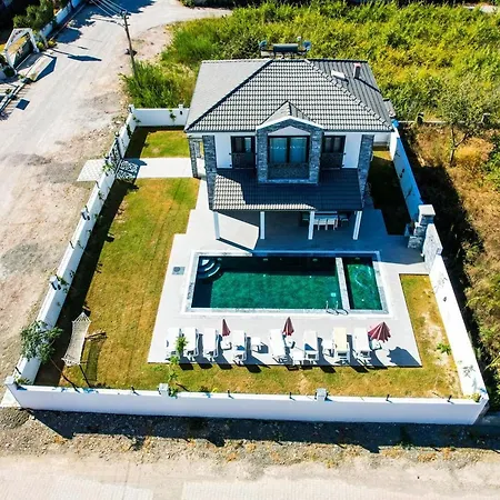 Villa-sleeps 8-parking-pool-bbq