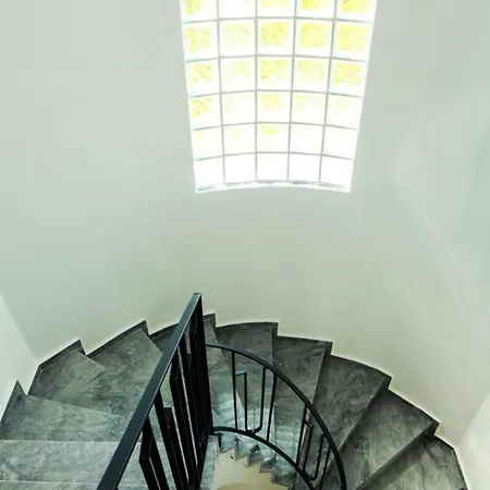 Vila Villa-sleeps 8-parking-pool-bbq *