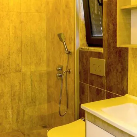 Vila Villa-sleeps 8-parking-pool-bbq *