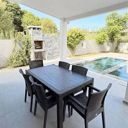 Villa-sleeps 8-parking-pool-bbq Vila Dalyan