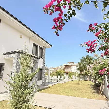 Villa-sleeps 8-parking-pool-bbq Vila