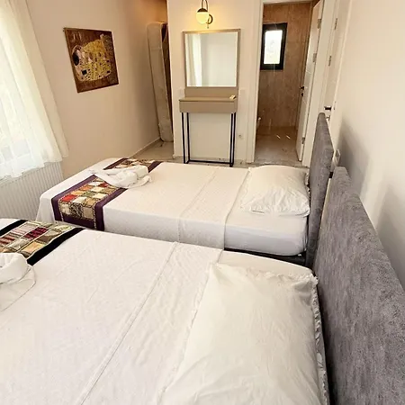 Villa-sleeps 8-parking-pool-bbq *