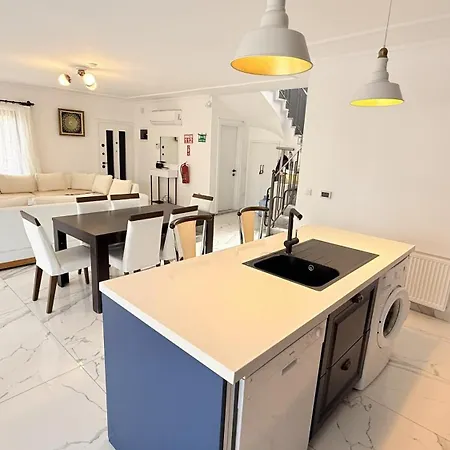 Villa Villa-sleeps 8-parking-pool-bbq *