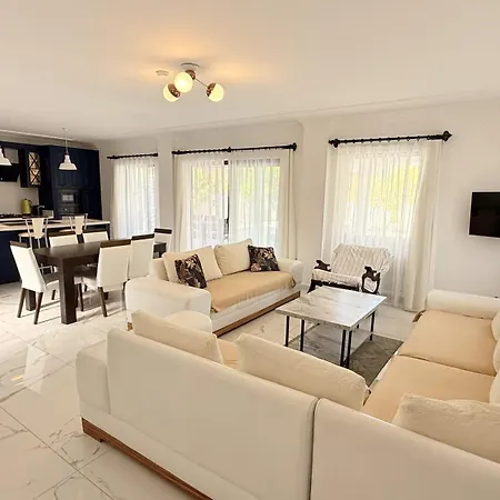 Vila Villa-sleeps 8-parking-pool-bbq *