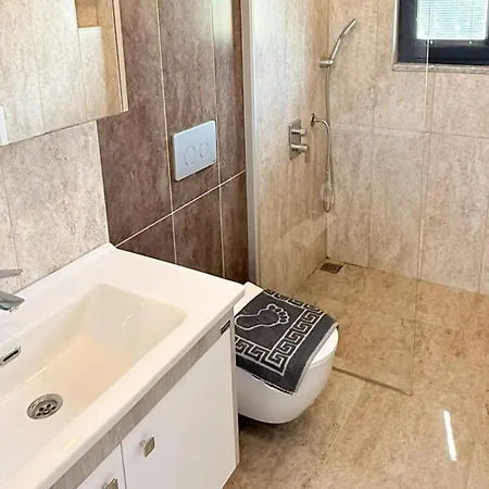 Vila Villa-sleeps 8-parking-pool-bbq Dalyan