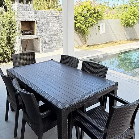 Villa-sleeps 8-parking-pool-bbq Dalyan