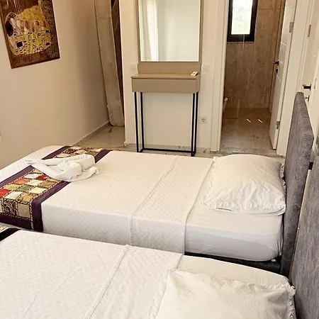 Villa-sleeps 8-parking-pool-bbq Villa