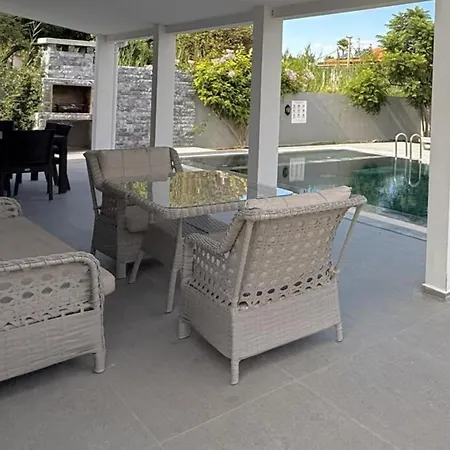 Villa-sleeps 8-parking-pool-bbq Vila