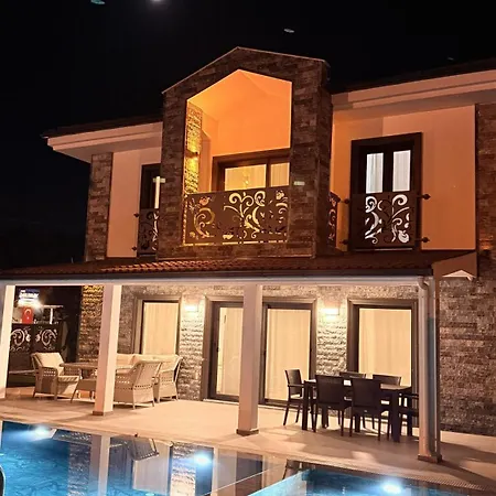 Villa-sleeps 8-parking-pool-bbq *