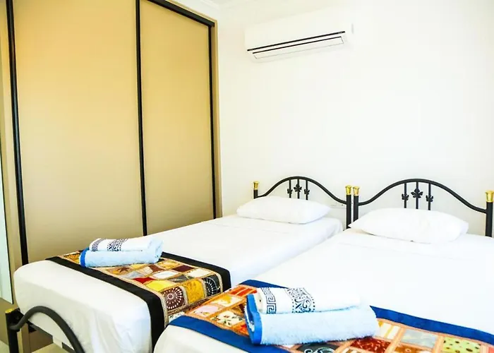 Willa Villa-sleeps 8-parking-pool-bbq *