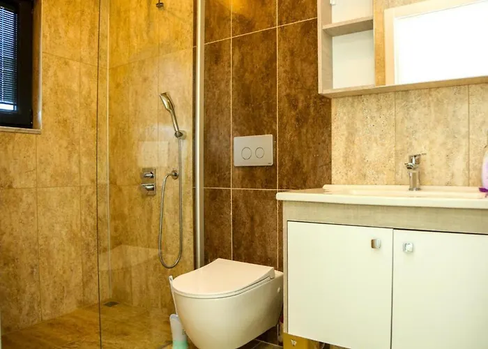 Villa-sleeps 8-parking-pool-bbq *