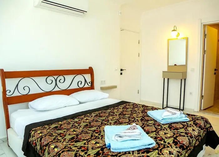 Willa Villa-sleeps 8-parking-pool-bbq *