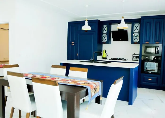 Villa-sleeps 8-parking-pool-bbq Villa *