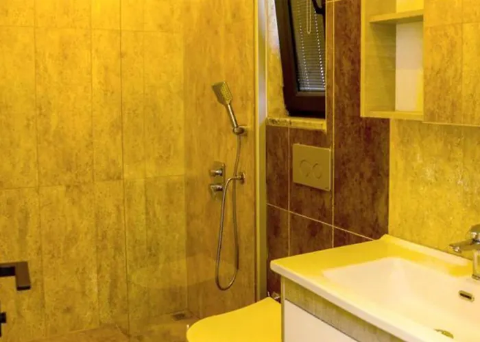 Willa Villa-sleeps 8-parking-pool-bbq *