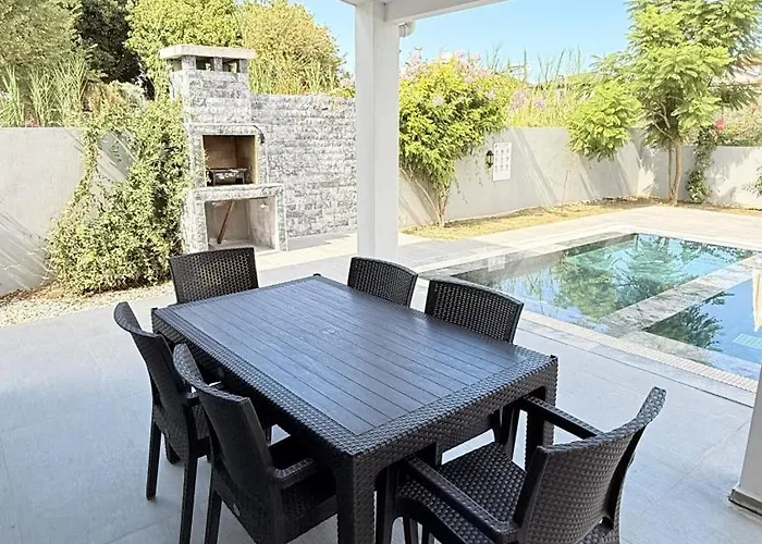 Villa-sleeps 8-parking-pool-bbq Villa Dalyan