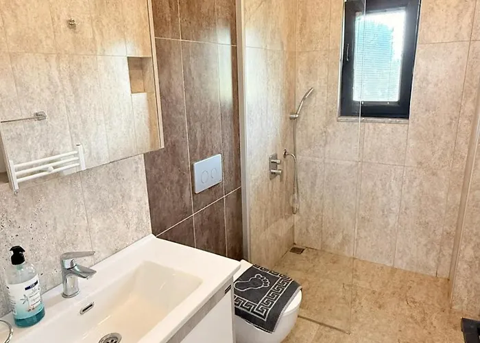 Villa-sleeps 8-parking-pool-bbq Villa *