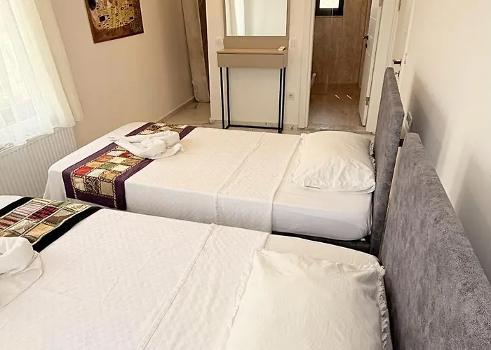 Villa-sleeps 8-parking-pool-bbq *