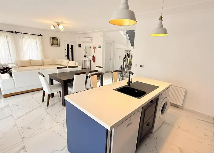 Willa Villa-sleeps 8-parking-pool-bbq *