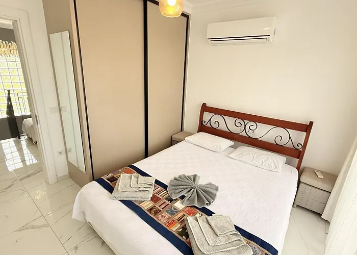 Villa-sleeps 8-parking-pool-bbq Dalyan