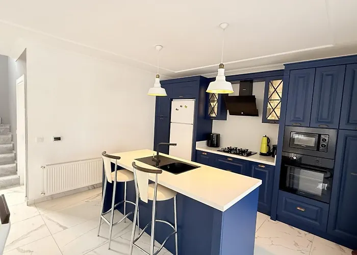 Villa-sleeps 8-parking-pool-bbq *