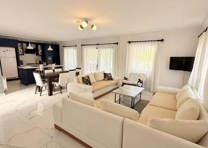 Willa Villa-sleeps 8-parking-pool-bbq *