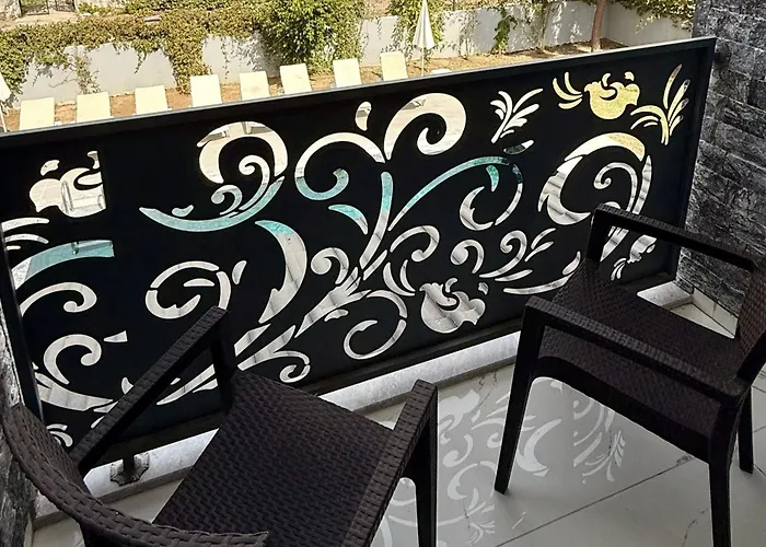 Villa-sleeps 8-parking-pool-bbq