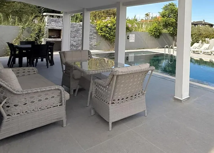 Villa-sleeps 8-parking-pool-bbq Willa