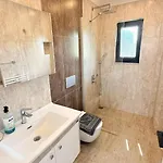 Villa-sleeps 8-parking-pool-bbq Villa *