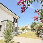 Villa-sleeps 8-parking-pool-bbq Villa