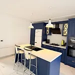 Villa-sleeps 8-parking-pool-bbq *