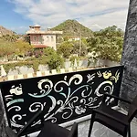 Villa Villa-sleeps 8-parking-pool-bbq *