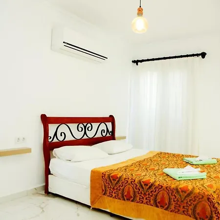 Villa-sleeps 8-parking-pool-bbq *