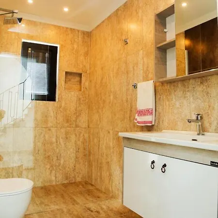 Villa-sleeps 8-parking-pool-bbq 别墅