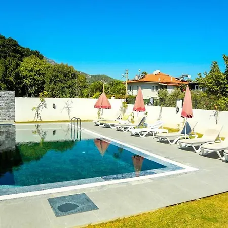 Villa-sleeps 8-parking-pool-bbq Vilă