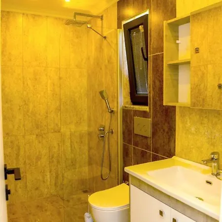 Villa-sleeps 8-parking-pool-bbq 达利安