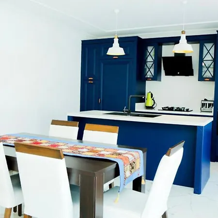 Villa-sleeps 8-parking-pool-bbq 别墅 *