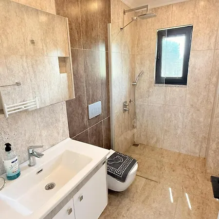 Villa-sleeps 8-parking-pool-bbq 别墅 *