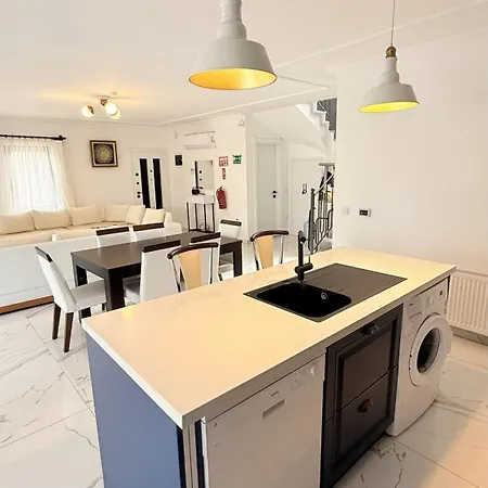 Villa-sleeps 8-parking-pool-bbq * 达利安