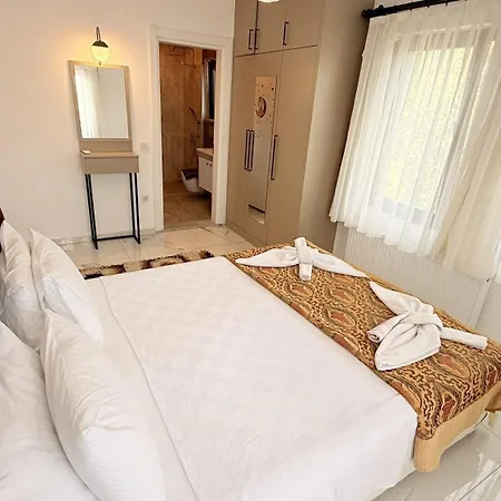 Villa-sleeps 8-parking-pool-bbq